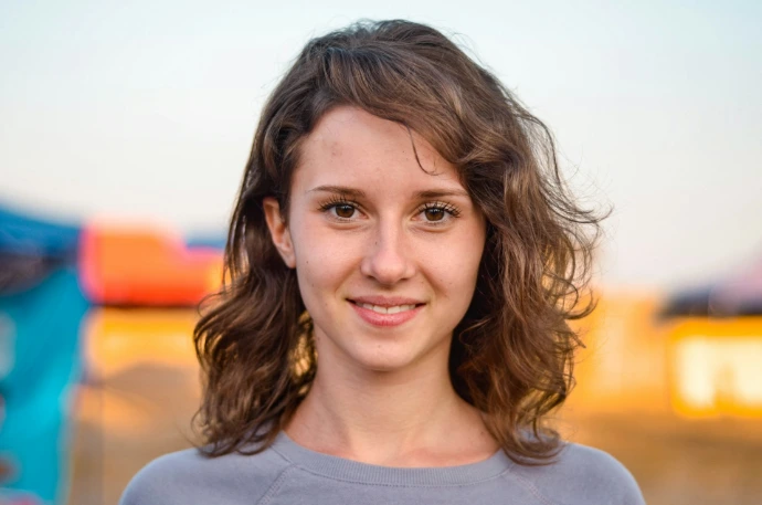 Jeune femme souriante