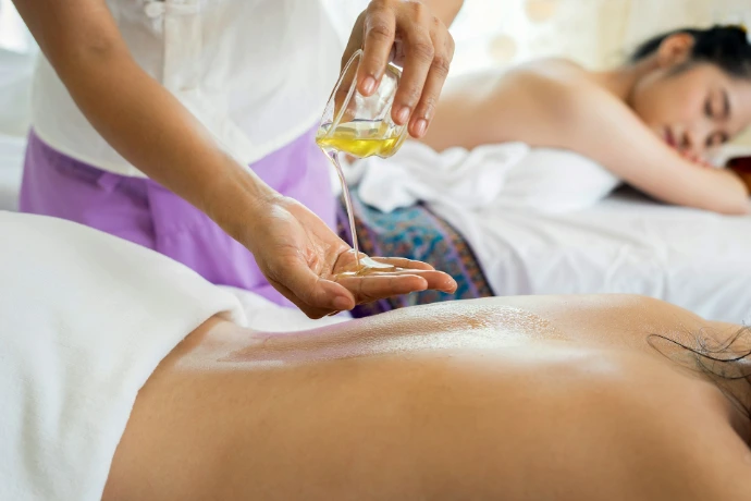 Personne couchée sur le ventre pour un massage