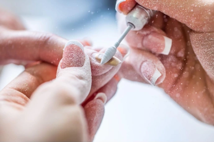 Dépose de vernis sur un ongle