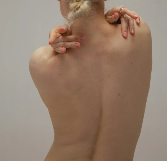 Femme montrant son dos