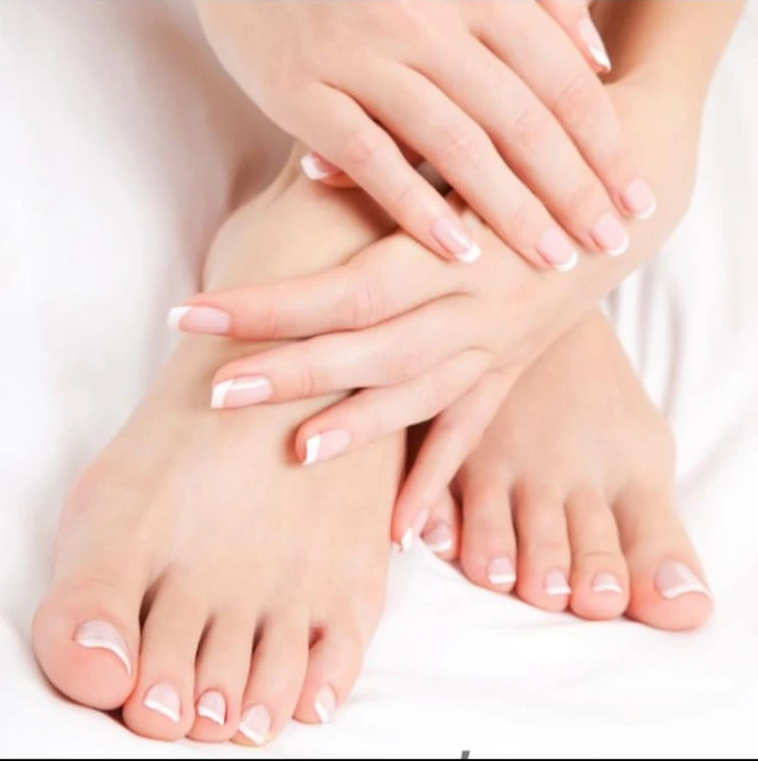 Pieds avec du vernis semi-permanent