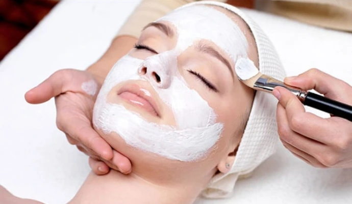 Pose de crème pour un soin visage