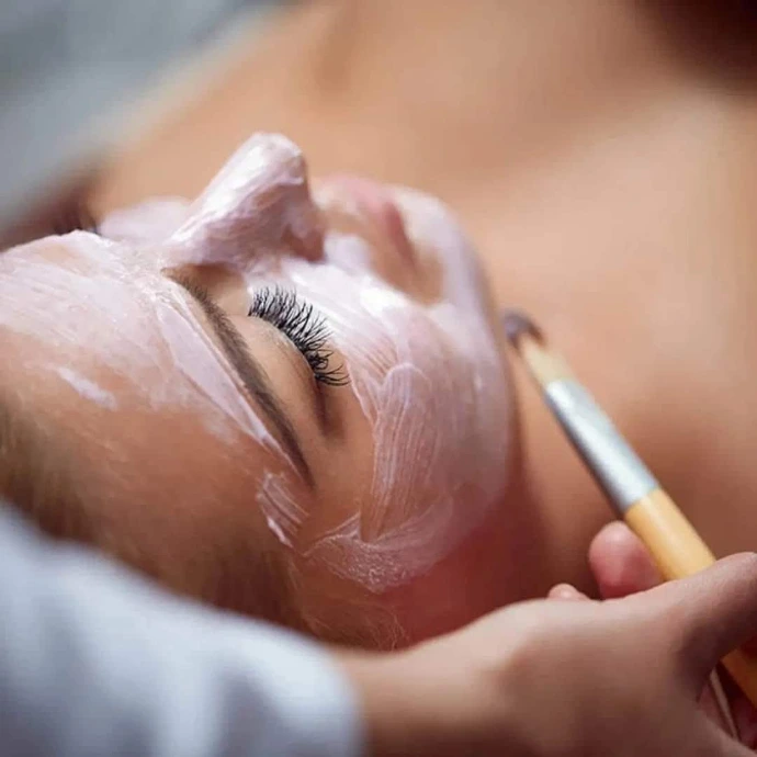Pose de crème pour un soin visage